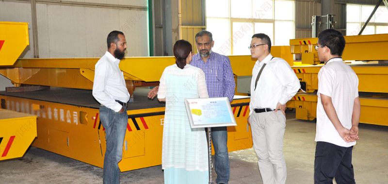 無軌電動平車用戶來我公司驗廠驗貨