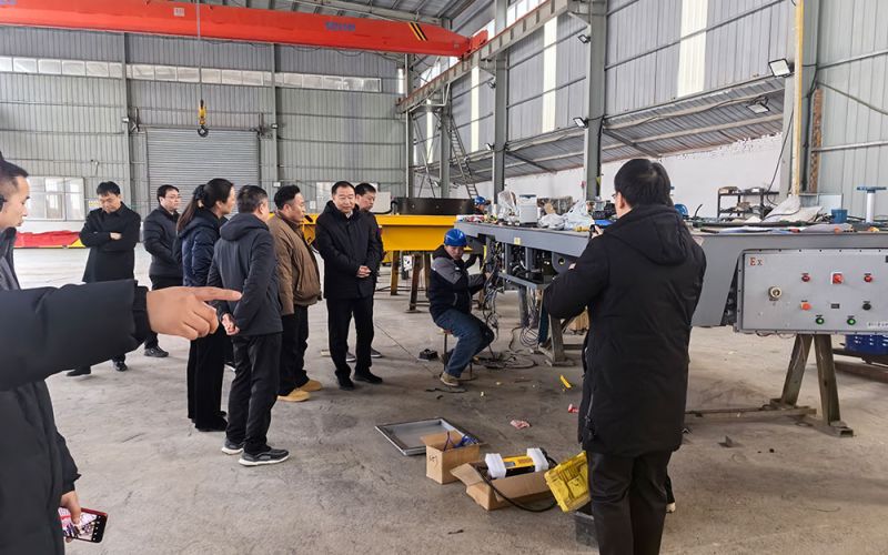 春節(jié)過(guò)后，萬(wàn)物復(fù)蘇，縣領(lǐng)導(dǎo)至我廠考察復(fù)產(chǎn)復(fù)工情況