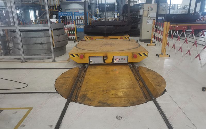 在金屬加工車間配套使用有軌轉(zhuǎn)運(yùn)平車
