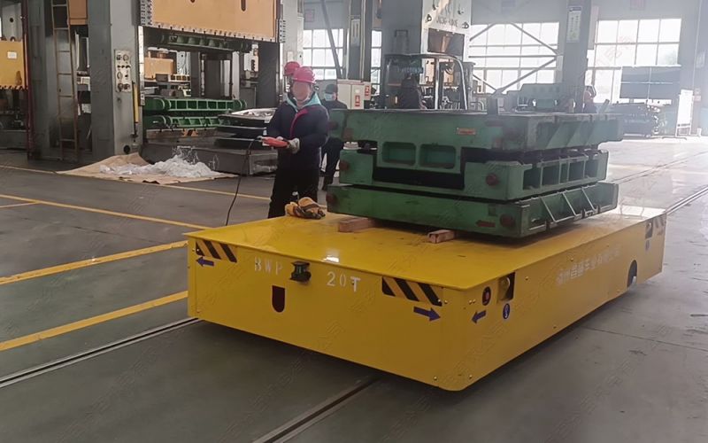 無軌電動平車采用差速轉(zhuǎn)向機(jī)構(gòu)和采用舵輪轉(zhuǎn)向機(jī)構(gòu)的區(qū)別